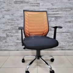 Кресло Barneo K-138 для персонала (черная ткань оранжевая сетка) в Перми - perm.mebel24.online | фото 1