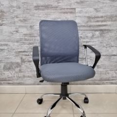 Кресло Barneo K-147 для персонала (серая ткань и сетка) в Перми - perm.mebel24.online | фото 1